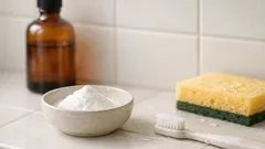Bicarbonate et eau oxygénée : la recette simple pour blanchir les joints et désodoriser