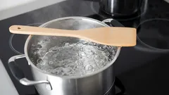 Cuillère en bois sur la casserole : mythe ou science ? On a vérifié