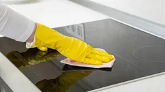 Ce qu’il ne faut pas utiliser pour nettoyer une plaque vitrocéramique : vérifiez que vous ne le faites pas