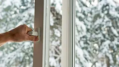 Comment mieux respirer en hiver sans perdre de chaleur : le secret de la courte aération